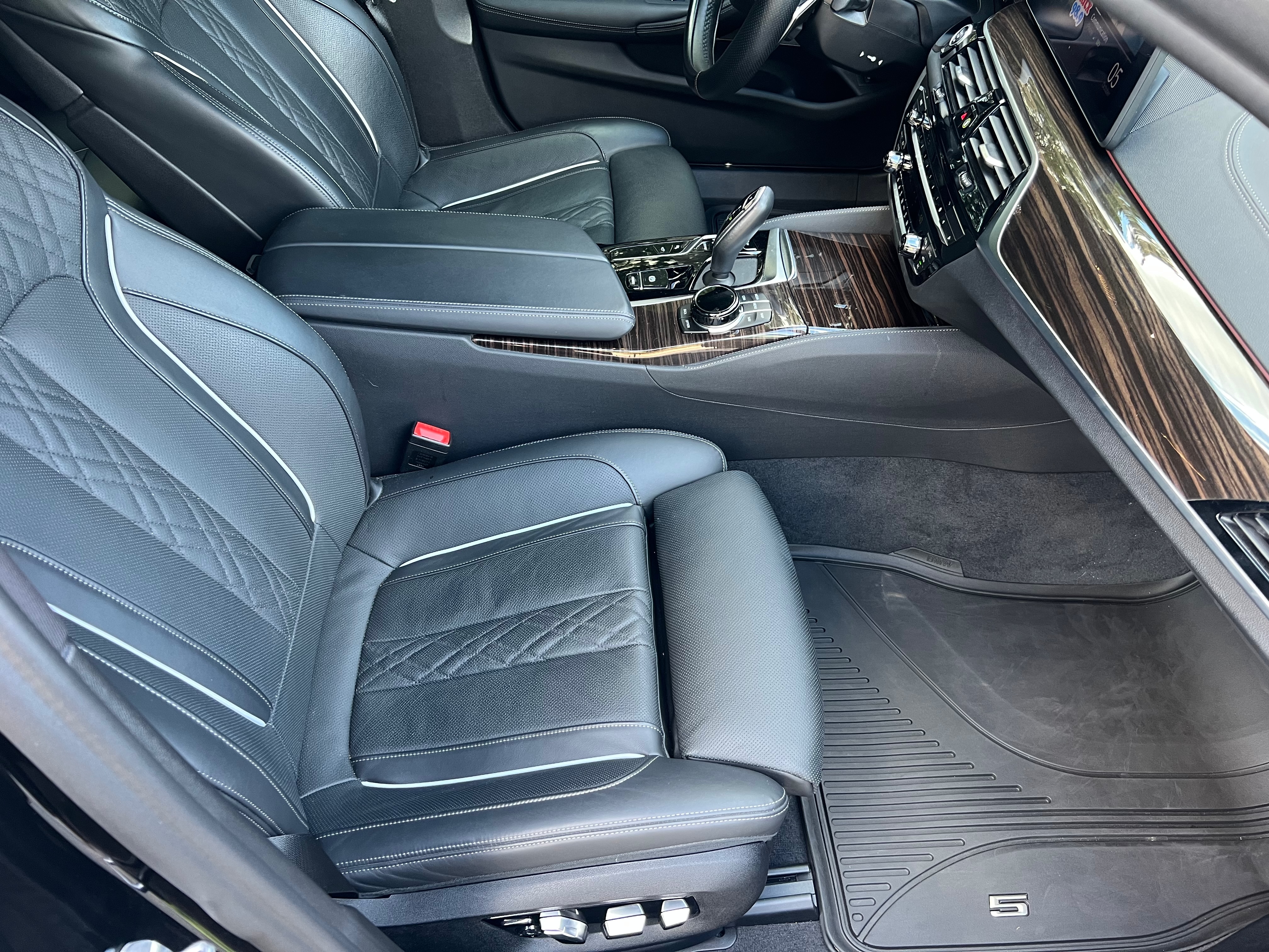 Used 2022 BMW M550i xDrive w/ Executive Package AWD/4WD image 14