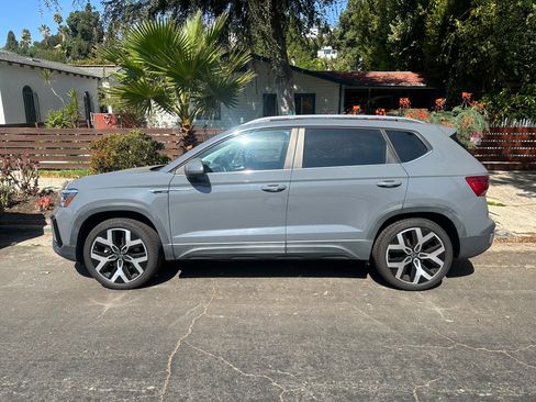 Used 2022 Volkswagen Taos SEL w/ Panoramic Sunroof Package AWD/4WD image 2