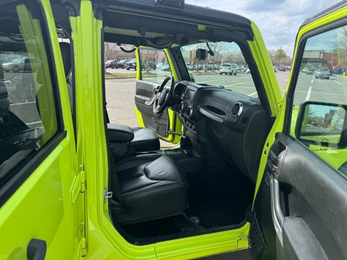 Used 2017 Jeep Wrangler Unlimited Rubicon w/ Connectivity Group image 12