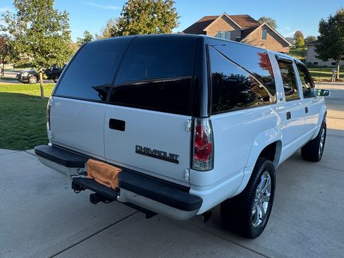 Used 1993 Chevrolet Suburban 4WD image 8