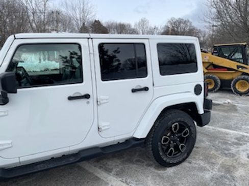 Used 2018 Jeep Wrangler Unlimited Sahara image 2