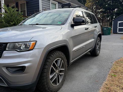 Used 2018 Jeep Grand Cherokee Limited image 2