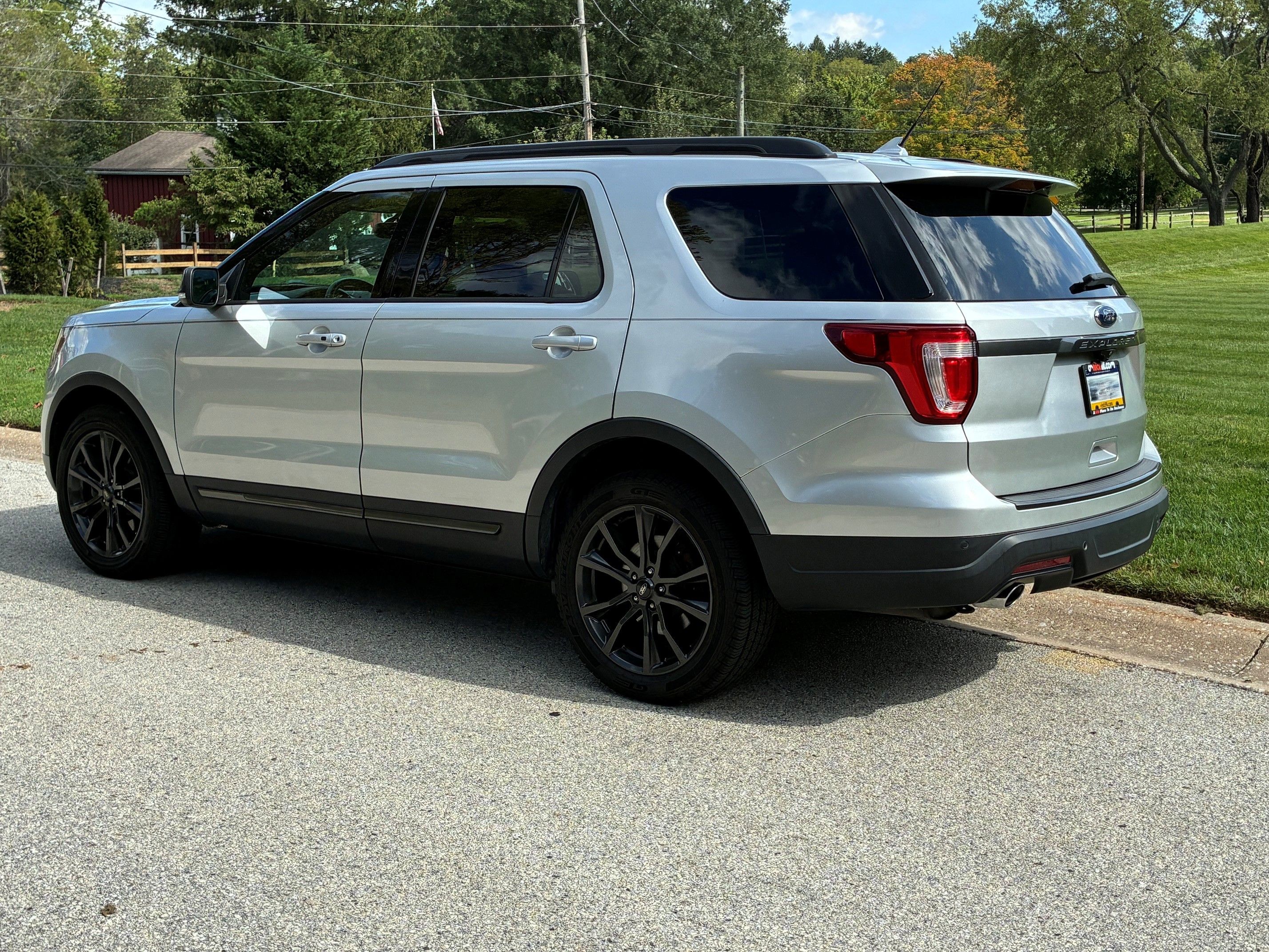Used 2019 Ford Explorer XLT w/ Equipment Group 202A AWD/4WD image 1