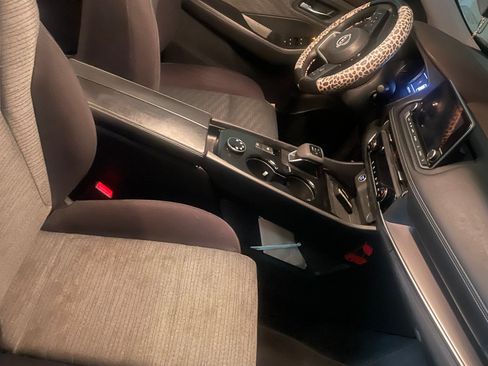 Used 2023 Nissan Rogue SV image 1