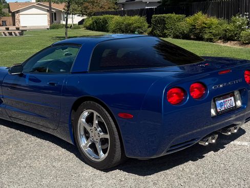 Used 2002 Chevrolet Corvette Coupe w/ Preferred Equipment Group2 RWD image 2