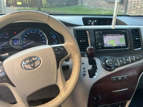 Used 2014 Toyota Sienna XLE w/ Entertainment Package FWD image 11