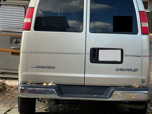 Used 2005 Chevrolet Express 1500 w/ Preferred Equipment Group image 8