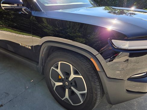 Used 2023 Rivian R1S Adventure image 9