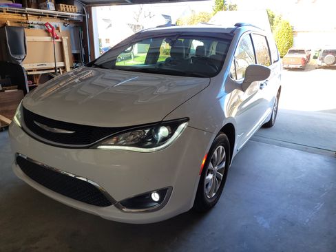 Used 2017 Chrysler Pacifica Touring-L image 12