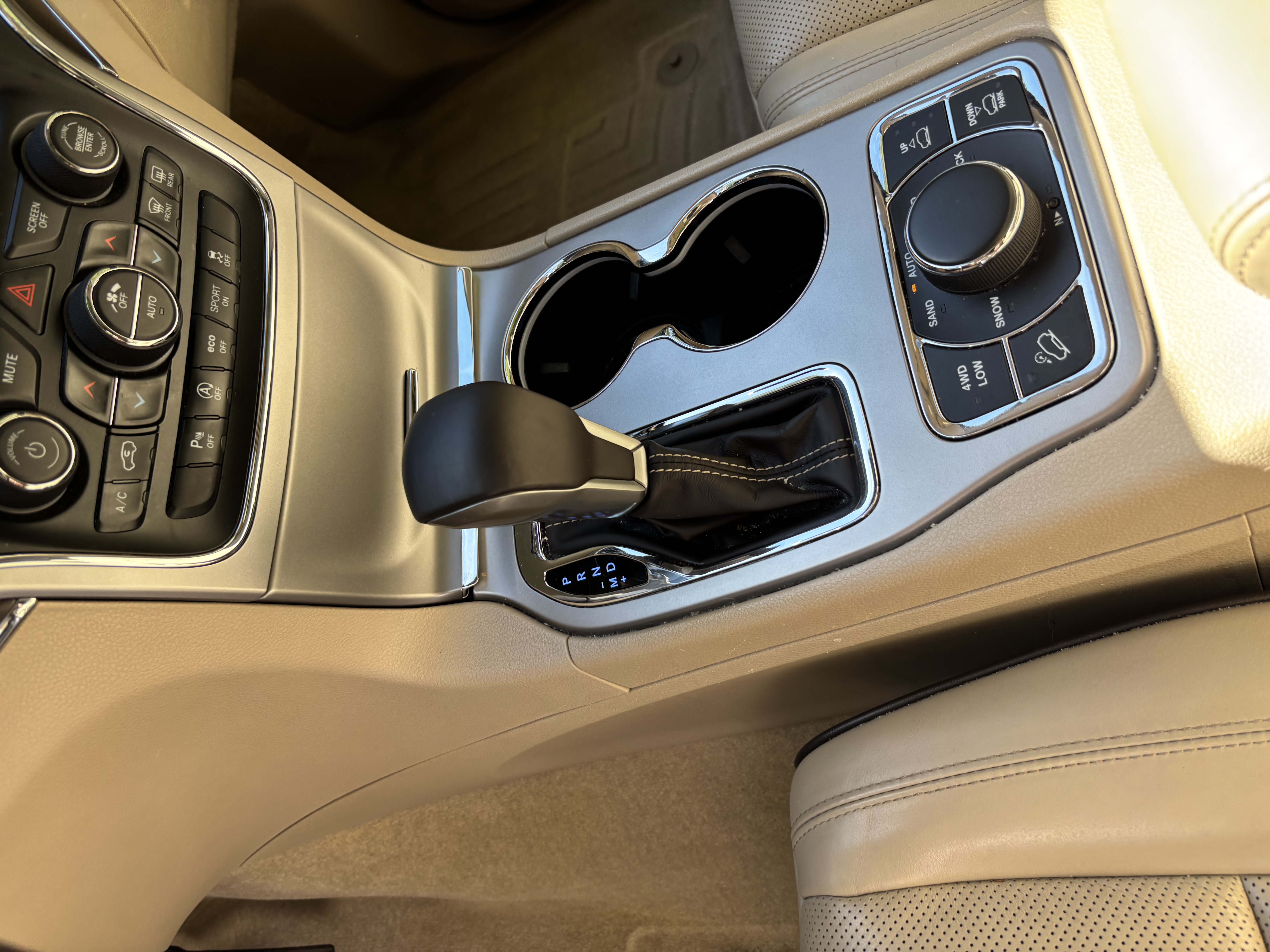 Used 2018 Jeep Grand Cherokee Overland AWD/4WD image 24