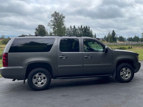 Used 2007 Chevrolet Suburban LT w/ LT Preferred Equipment Group image 9