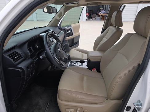 Used 2016 Toyota 4Runner SR5 Premium image 6