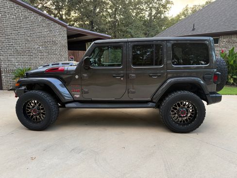 Used 2018 Jeep Wrangler Unlimited Sahara AWD/4WD image 1