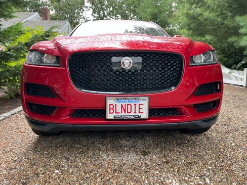 Used 2019 Jaguar F-PACE Premium image 1