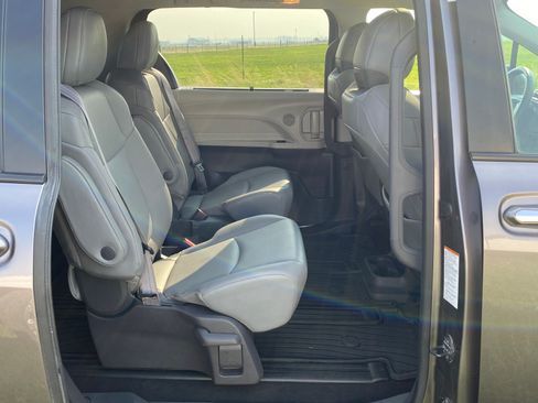 Used 2021 Toyota Sienna XLE FWD image 21