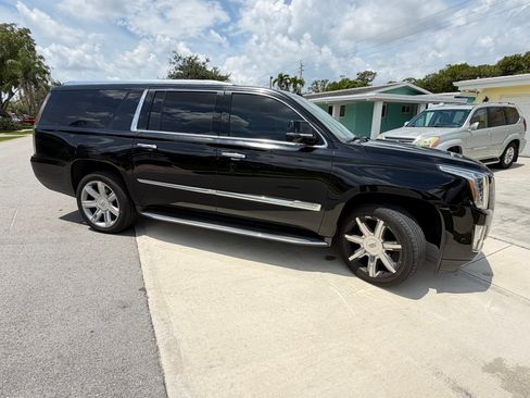 Used 2017 Cadillac Escalade ESV Luxury RWD image 4