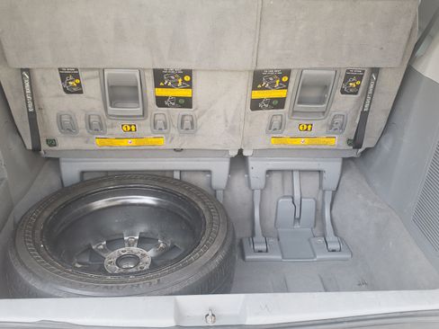 Used 2011 Toyota Sienna Limited image 13