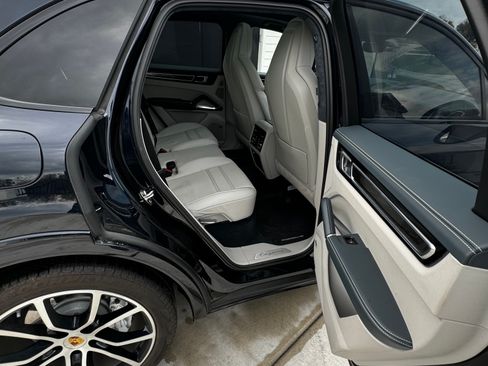 Used 2020 Porsche Cayenne Turbo image 9