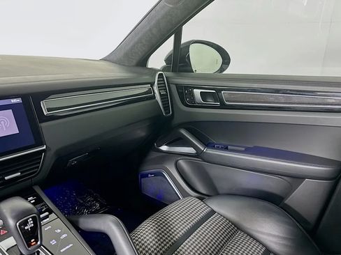 Used 2020 Porsche Cayenne Turbo S image 11