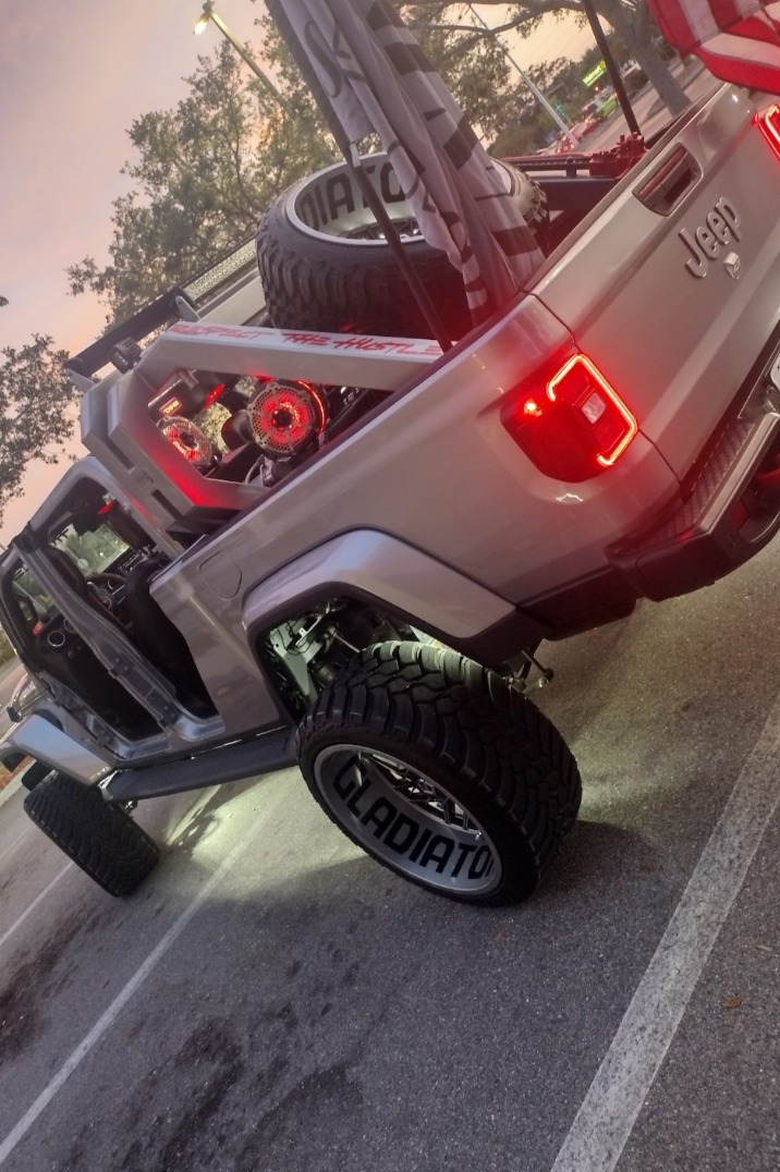 Used 2020 Jeep Gladiator Overland AWD/4WD image 10