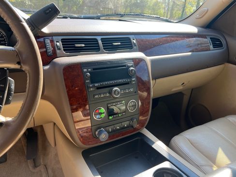 Used 2009 Chevrolet Suburban LT image 11