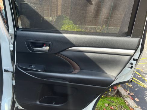 Used 2017 Toyota Highlander XLE image 17