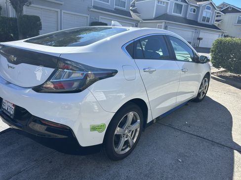 Used 2017 Chevrolet Volt LT w/ Comfort Package image 8