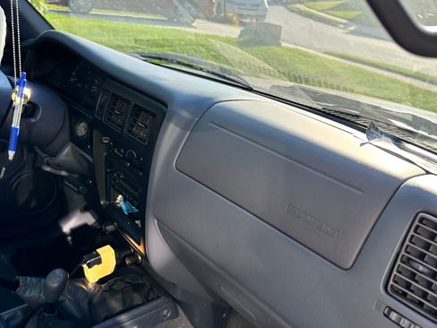 Used 2000 Toyota Tacoma 4x4 Regular Cab image 5