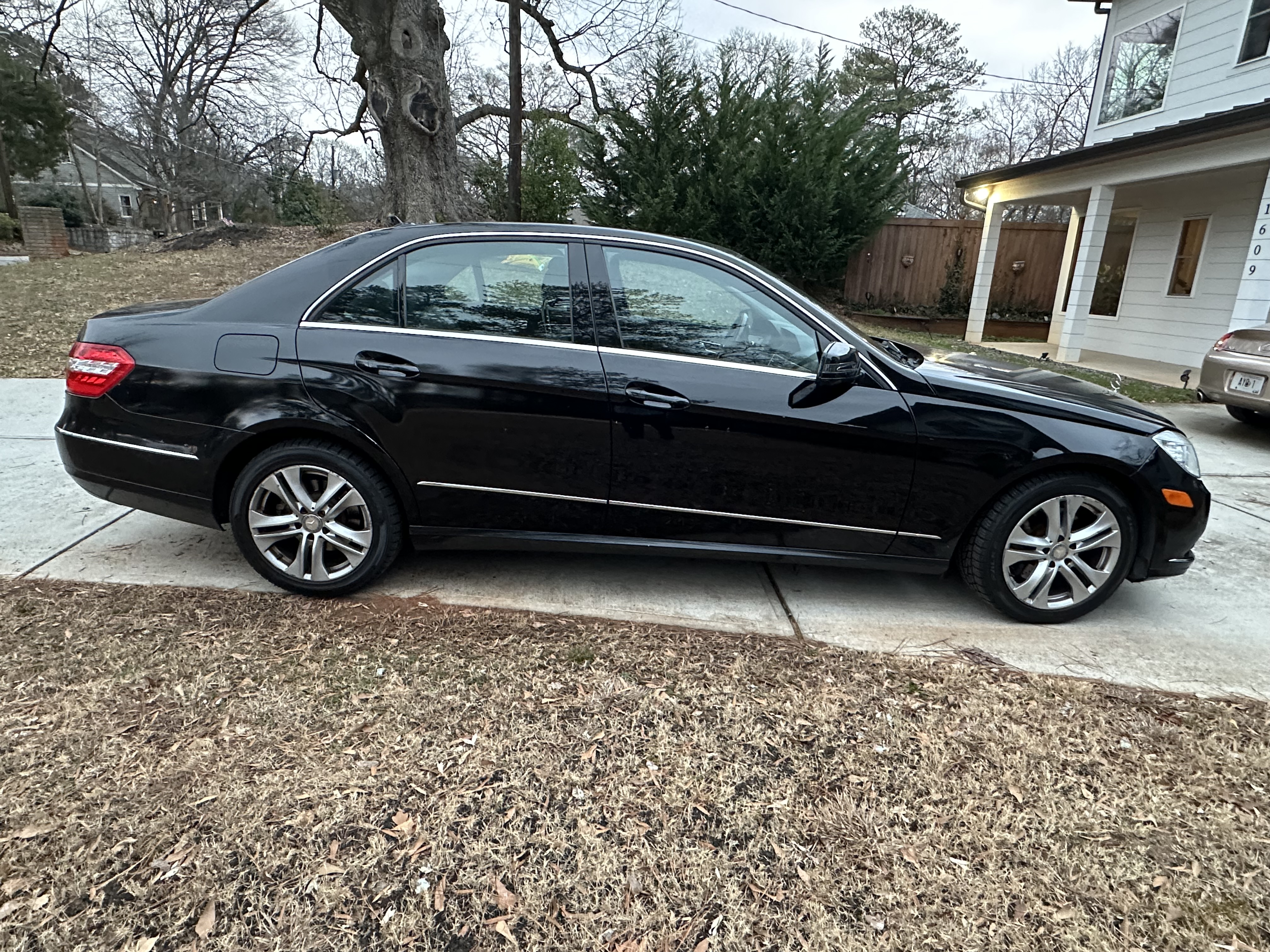 Used 2011 Mercedes-Benz E 350 4MATIC Sedan image 2