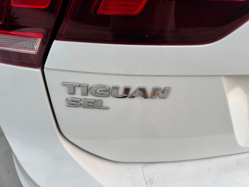 Used 2018 Volkswagen Tiguan SEL Premium w/ R-Line Package image 16