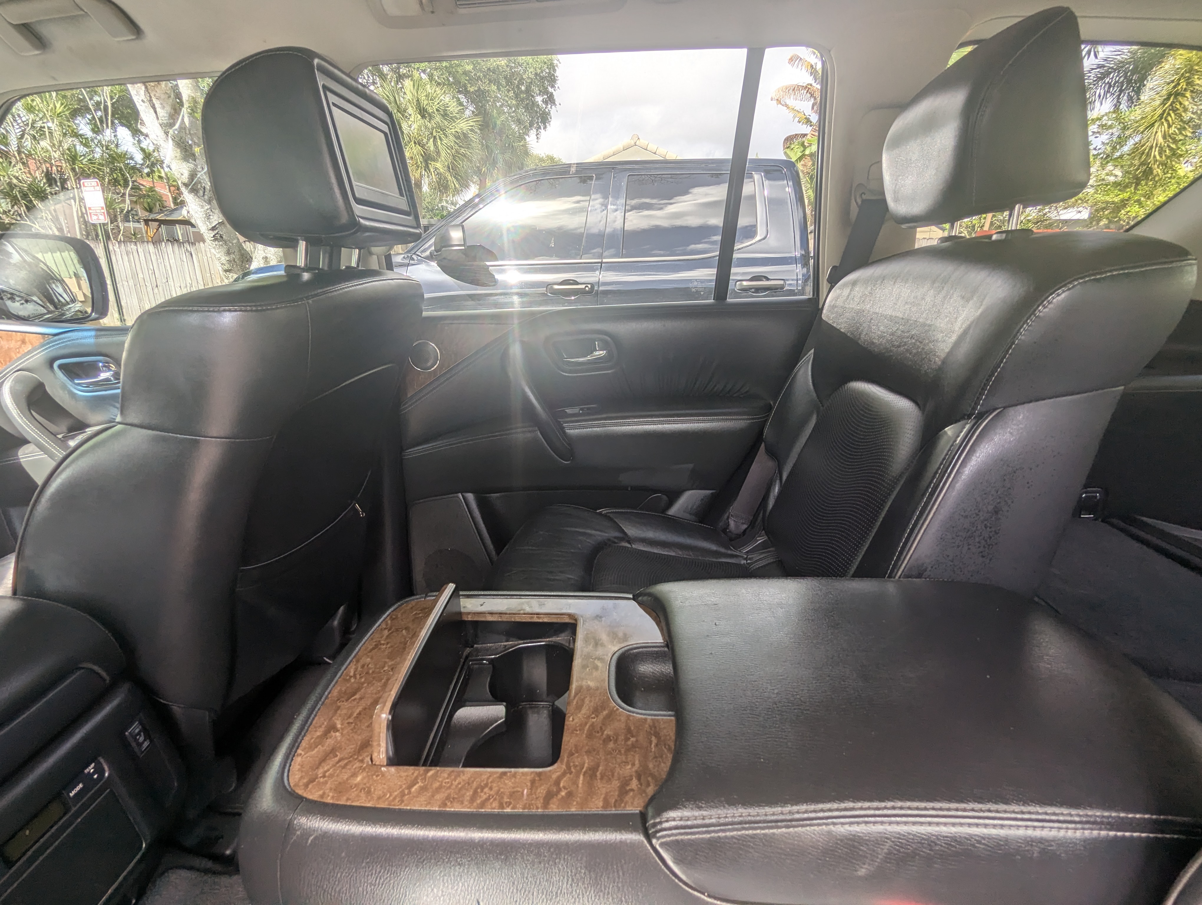 Used 2015 INFINITI QX80 Luxe w/ 22" Wheel Package AWD/4WD image 2