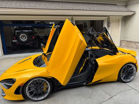 Used 2020 McLaren 720S Spider image 22