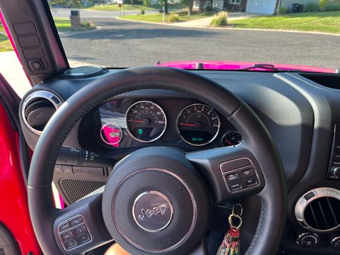 Used 2017 Jeep Wrangler Unlimited Rubicon w/ Connectivity Group image 5