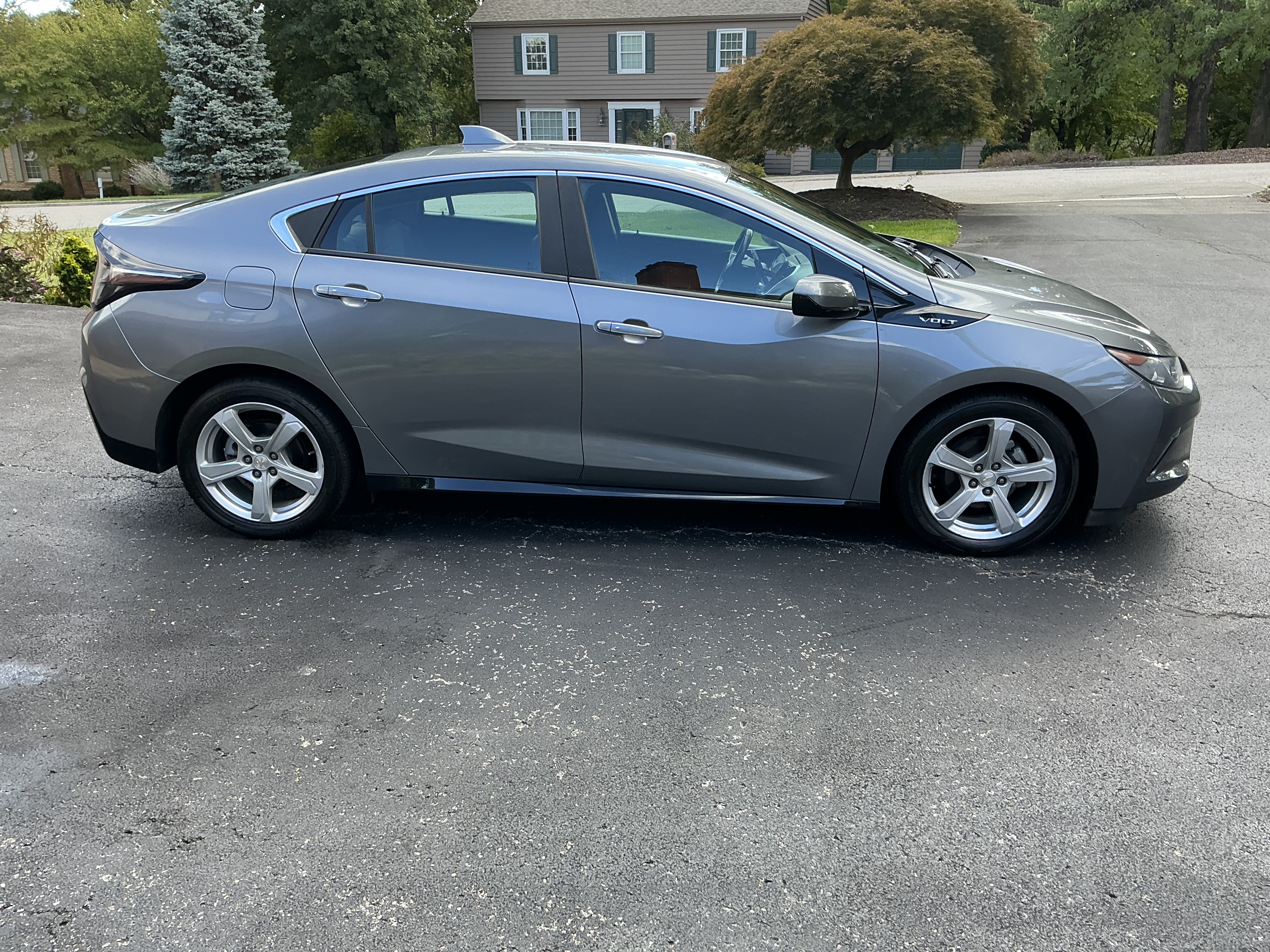 Used 2018 Chevrolet Volt LT w/ Comfort Package FWD image 9