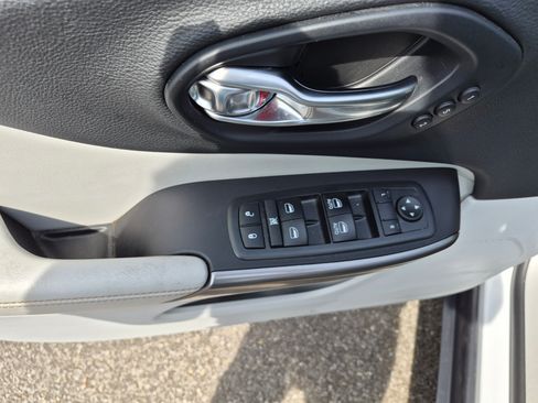 Used 2019 Jeep Cherokee Limited w/ Luxury Group image 9