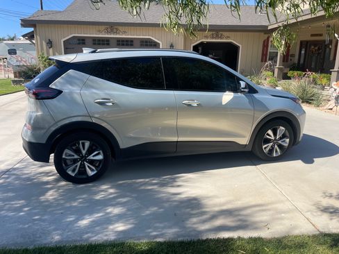 Used 2023 Chevrolet Bolt EUV LT w/ Convenience Package FWD image 4