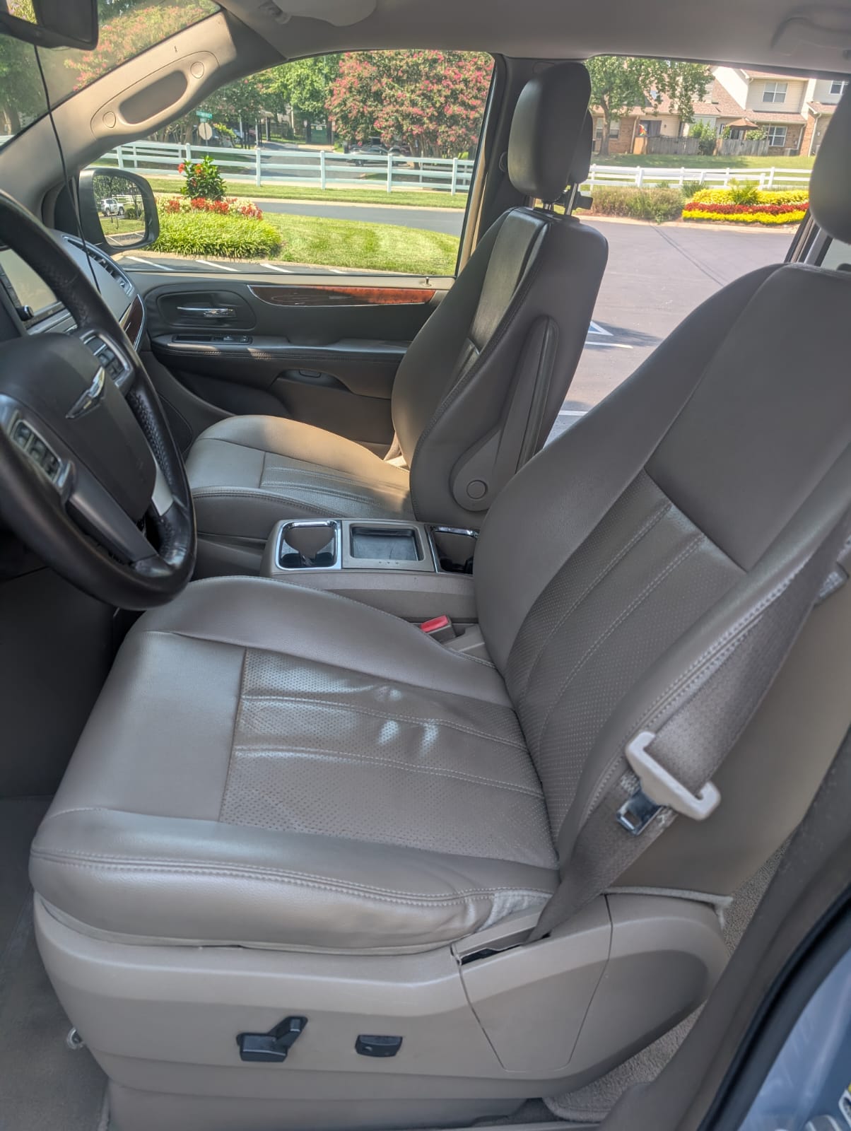 Used 2013 Chrysler Town & Country Touring-L w/ Entertainment Group #2 FWD image 10