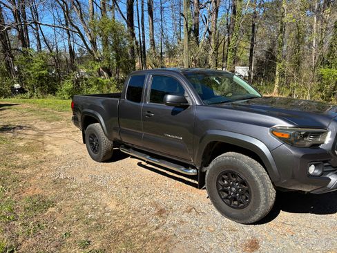 Used 2016 Toyota Tacoma SR5 w/ SR5 Appearance Package (SN) image 4