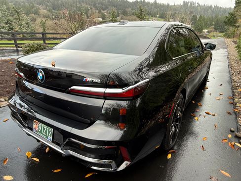 Used 2024 BMW i7 M70 image 16