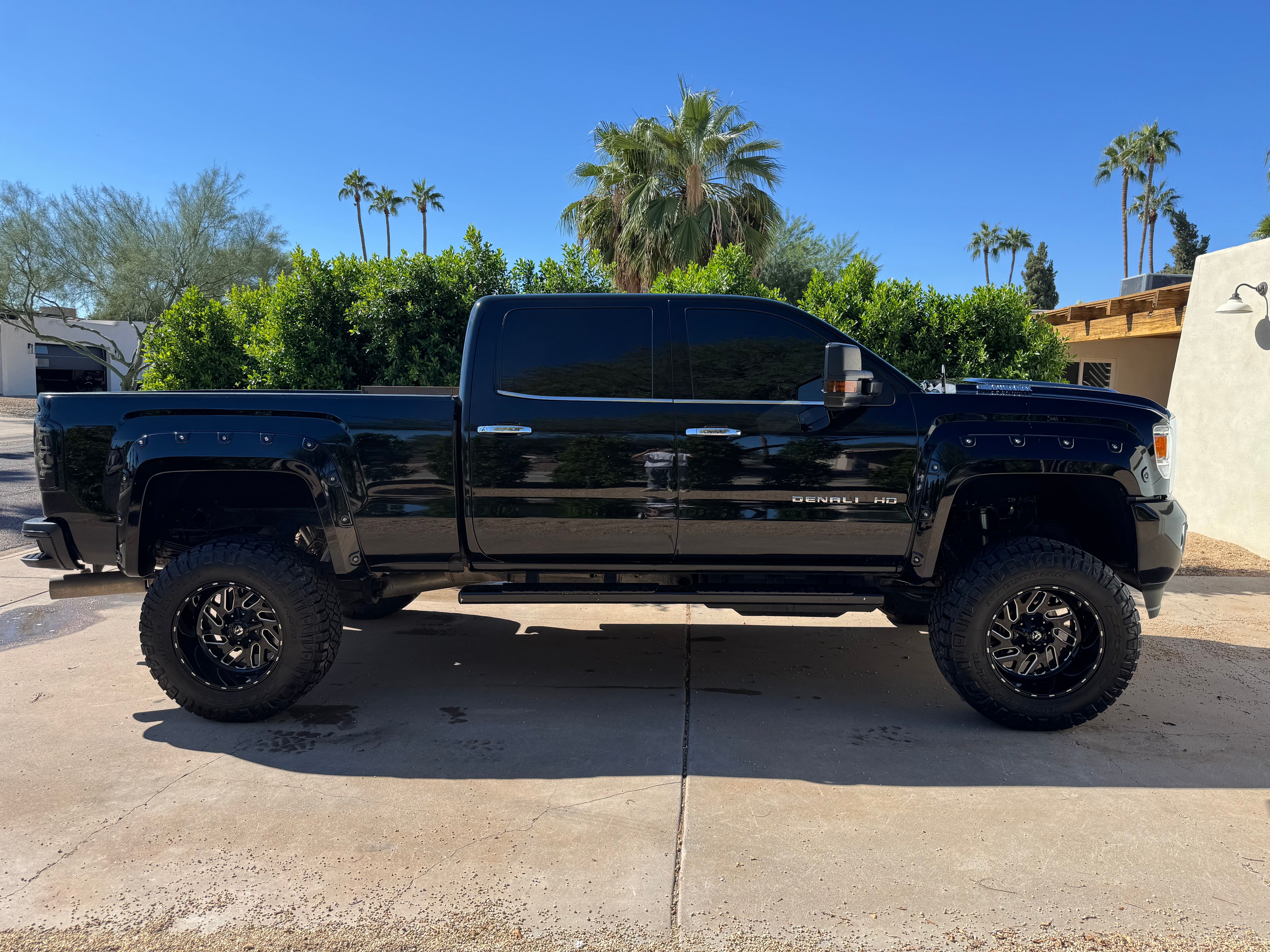 Used 2019 GMC Sierra 2500 Denali w/ Duramax Plus Package AWD/4WD image 1
