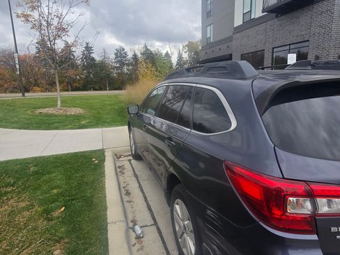 Used 2017 Subaru Outback 2.5i Premium image 11