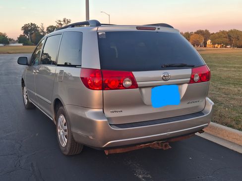 Used 2009 Toyota Sienna LE image 2