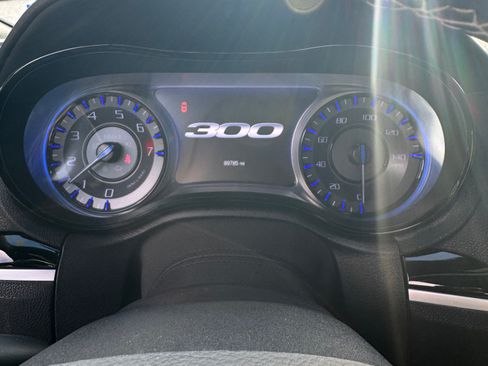 Used 2019 Chrysler 300 S image 8