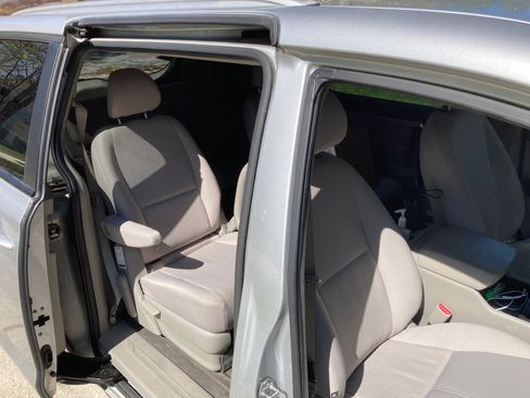 Used 2016 Kia Sedona LX w/ LX Convenience Package image 8