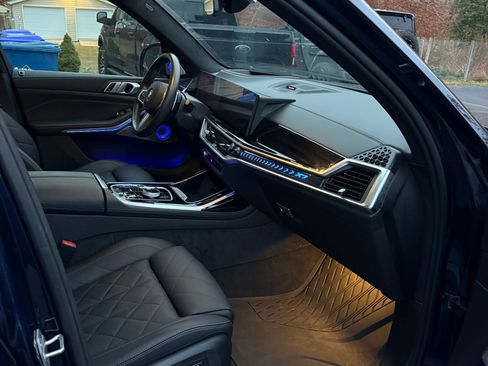 Used 2024 BMW X7 xDrive40i w/ Executive Package image 2