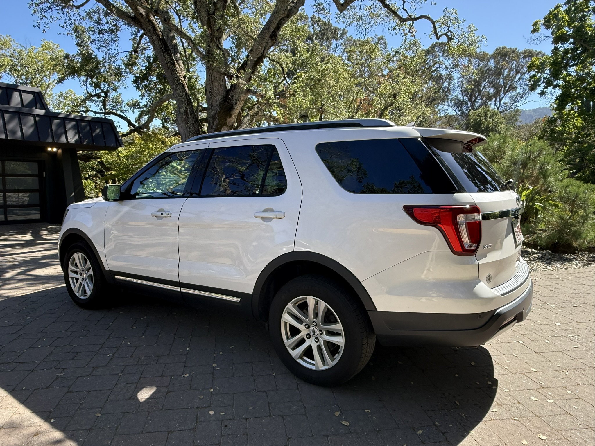 Used 2019 Ford Explorer XLT w/ Equipment Group 202A AWD/4WD image 11