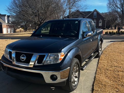 Used 2015 Nissan Frontier SL image 2