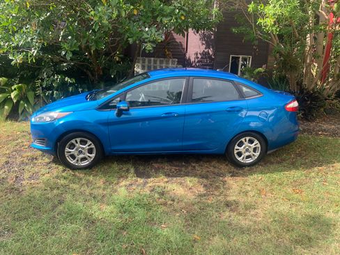 Used 2015 Ford Fiesta SE FWD image 2