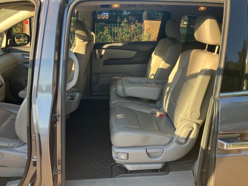 Used 2016 Honda Odyssey Touring Elite image 11