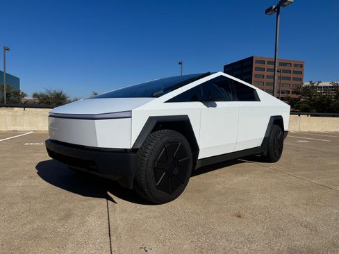 Used 2024 Tesla Cybertruck AWD Crew Cab image 4